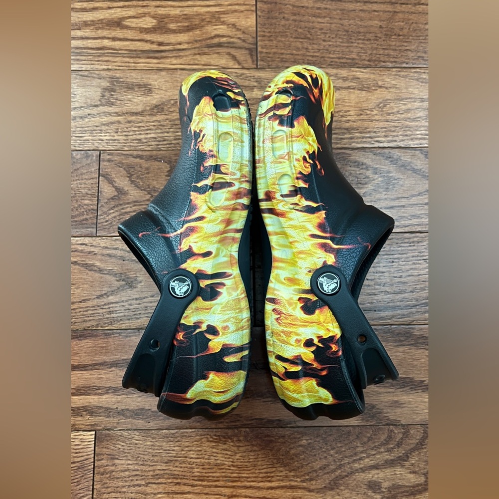 CROCS Bistro Graphic Flame 🔥 Slip Resistant Unisex Clogs Sz M 8  W10 - Picture 2 of 8